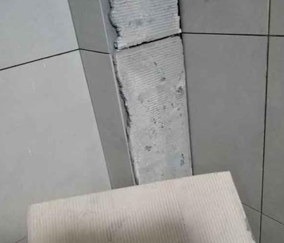 琼山瓷砖空鼓维修公司分享下厨房瓷砖脱落的补救措施。